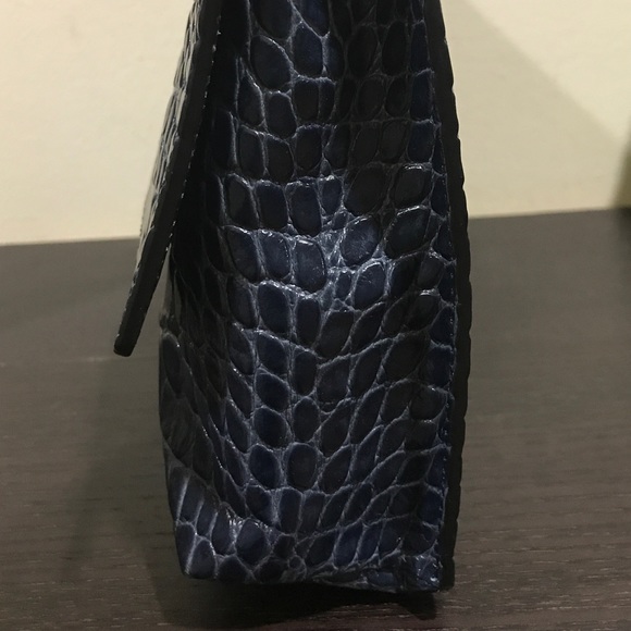 💌SOLD 💌VINCE Croc Embossed Clutch 👛 - Picture 4 of 7